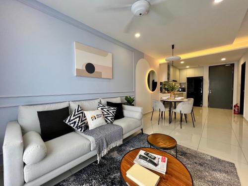 Zona de estar de Gaia Residence, Gamuda Gardens Rawang by Sleepy Bear
