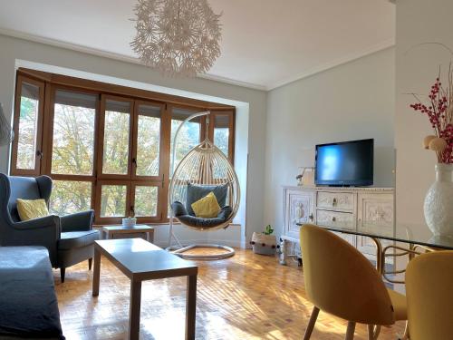 salon z kanapą i stołem w obiekcie Apartamento La Muralla parking gratis w mieście Burgos
