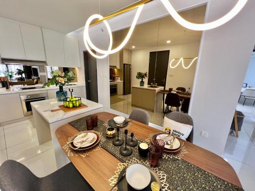 Una cocina o zona de cocina en Gaia Residence, Gamuda Gardens Rawang by Sleepy Bear