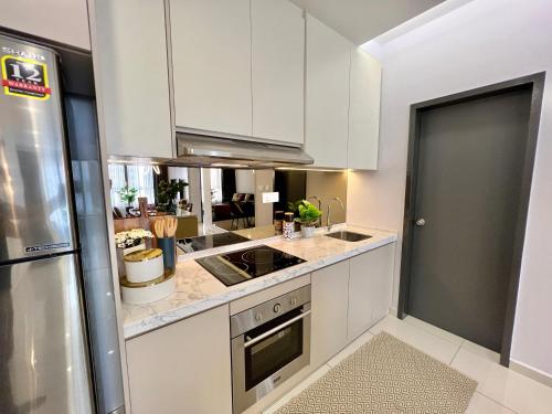 Una cocina o zona de cocina en Gaia Residence, Gamuda Gardens Rawang by Sleepy Bear