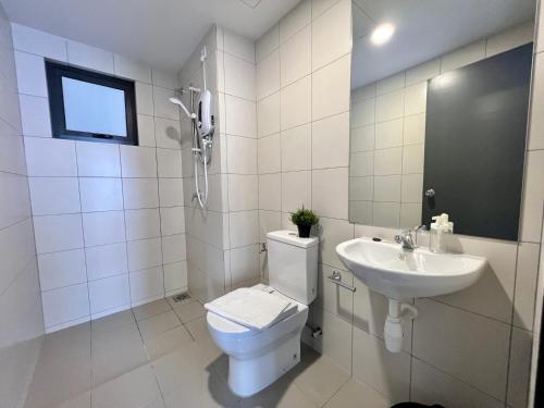 Un baño de Gaia Residence, Gamuda Gardens Rawang by Sleepy Bear