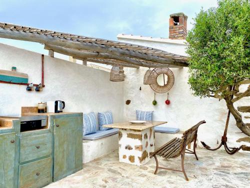 une cuisine extérieure avec une table et une table sidx sidx sidx dans l'établissement La Chambre du Phare à Porto-Vecchio, unique !, à Porto-Vecchio