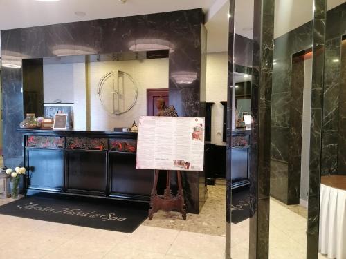 ニエポウォミツェにあるHotel Azalia & Spaの大きな鏡付きのカウンターが備わる部屋