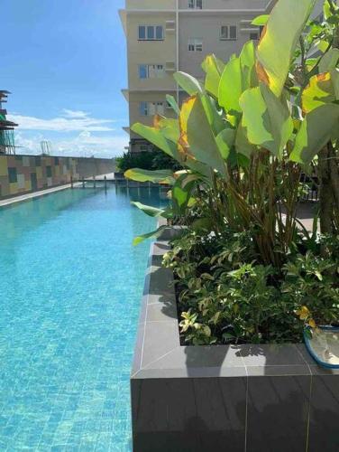 Bazén v ubytování 1BR with extra room at One Regis- Megaworld nebo v jeho okolí