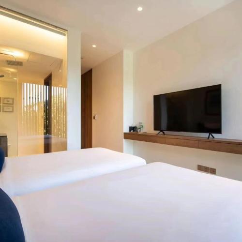 sypialnia z 2 łóżkami i telewizorem z płaskim ekranem w obiekcie sea view villa1 w mieście Kata Beach