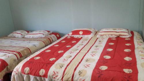 two beds sitting next to each other in a room at ทรัพย์ทอง การ์เด้น รีสอร์ท in Khao Kho