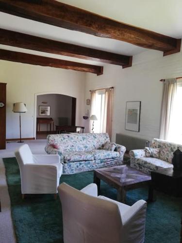 un salon avec deux canapés et une table dans l'établissement Le Pressoir de Cour la Ville, à Le Mesnil-sur-Blangy