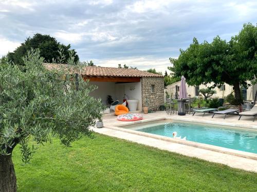 une cour arrière avec une piscine et une maison dans l'établissement Mazet indépendant pour 2 personnes à St Rémy, à Saint-Rémy-de-Provence