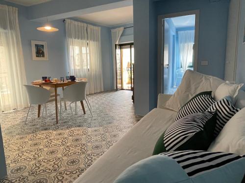 een woonkamer met een bank en een tafel bij Case Borgo Vacanze in Letojanni