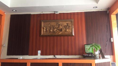 uma cortina com um quadro na parede num quarto em RedDoorz at Rio Bella Lacson St Bacolod em Bacolod