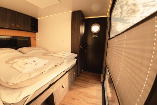 Zimmer mit 2 Betten und einem Fenster in der Unterkunft TRAUMZEITBOOT auf dem Scharmützelsee Bad Saarow in Bad Saarow