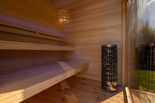 - un sauna avec un banc dans une pièce en bois dans l'établissement NaturART Vendégház Tiszafüred, à Tiszafüred