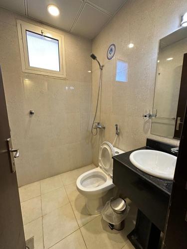 ein Bad mit einem WC und einem Waschbecken in der Unterkunft Lilas Taif in Ta'if
