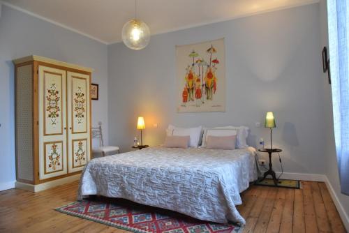 une chambre avec un grand lit et deux lampes dans l'établissement La Chartreuse d'Ertan 