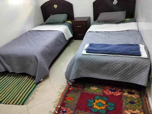zwei Betten nebeneinander in einem Zimmer in der Unterkunft MARIA HOUSE in Imsouane