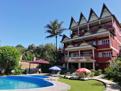 un hotel con piscina y un complejo en Zoé’s Paradise Waterfront Hotel en Tuk Tuk
