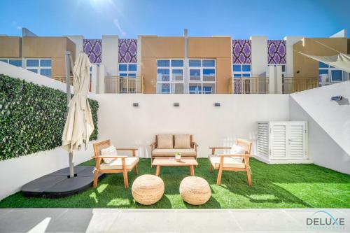 Fotografie z fotogalerie ubytování Peaceful 3BR Townhouse at DAMAC Hills 2, Dubailand by Deluxe Holiday Homes v Dubaji