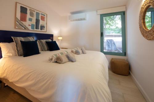a bedroom with a large white bed with pillows at Vivienda Vacacional Pasito Blanco 2 in Pasito Blanco