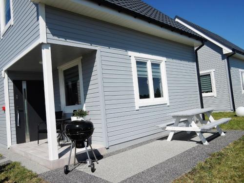un edificio con parrilla y mesa de picnic en New comfortable houses for 6 people Niechorze en Niechorze