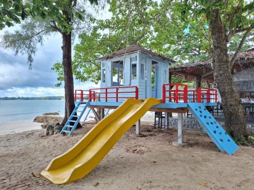een speeltuin met een glijbaan op het strand bij Banana Beach Resort in Koh Lanta