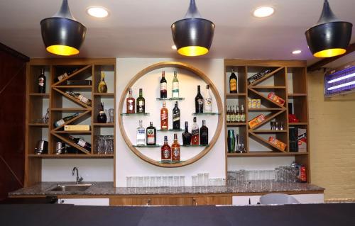 Saló o bar de Redstone Regency Hotel