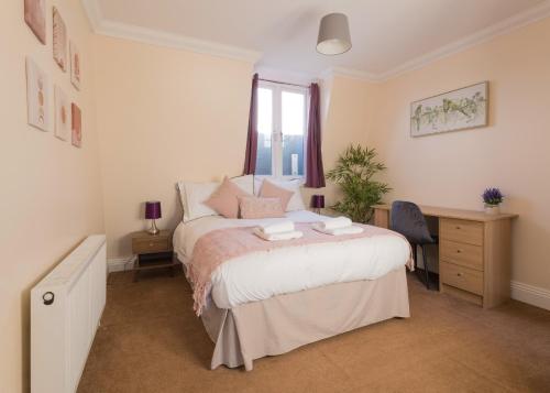 Ένα ή περισσότερα κρεβάτια σε δωμάτιο στο Cosy 2-Bed Flat - Great Views of London!