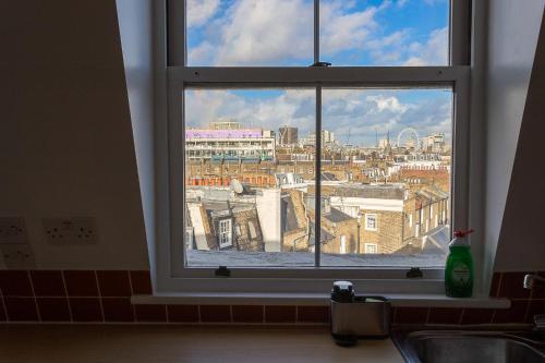 una finestra della cucina con vista sulla città di Cosy 2-Bed Flat - Great Views of London! a Londra