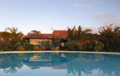 une maison et une piscine en face d'une maison dans l'établissement Matemwe Ocean View Villas, à Matemwe