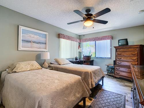 Postel nebo postele na pokoji v ubytování Tastefully Decorated Sea Woods Villa - Near beach access, shopping & Dining! S4410