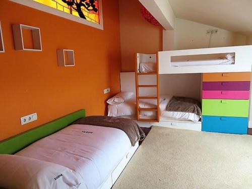 - une chambre avec 2 lits superposés aux murs colorés dans l'établissement EGONA-SLUI 1ªlínea playa, vista increible, garaje, à Zarautz