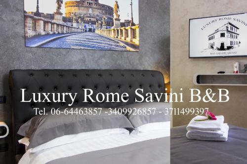 1 dormitorio con 1 cama y una foto de un puente en Luxury Rome Savini Guest House, en Roma