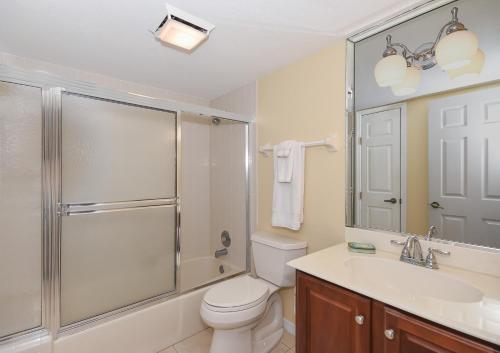 Ένα μπάνιο στο Luxury Oceanfront Condo with Breathtaking Views Pool WiFi ~ CH516