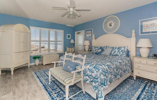 Katil atau katil-katil dalam bilik di SR201 Surf Racquet Beautiful 3 bedroom 3 bath corner unit.