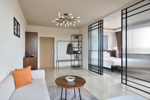 Postel nebo postele na pokoji v ubytování Novotel Jodhpur ITI Circle