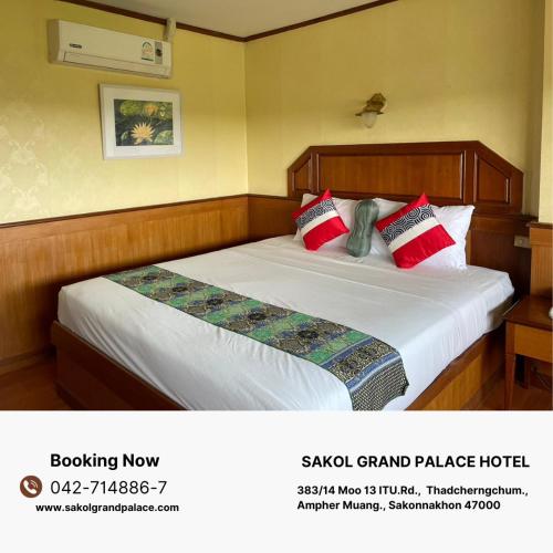 1 dormitorio con 1 cama con almohadas rojas y blancas en Sakol Grand Palace en Sakon Nakhon