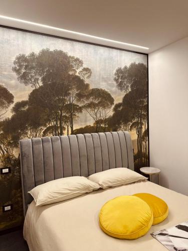 巴里的住宿－Mandarin Apulia，床上有一个黄色枕头