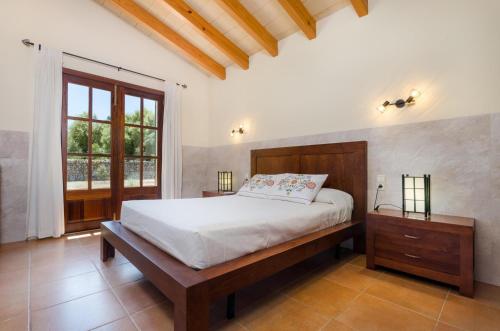 sypialnia z dużym łóżkiem i oknem w obiekcie Es Vedat 4 w mieście Lloret de Vistalegre