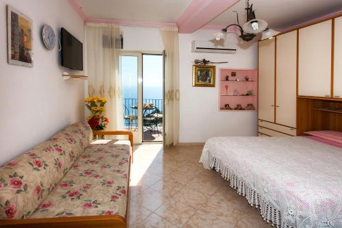 een slaapkamer met een bed en uitzicht op de oceaan bij Casa Bellavista in Amalfi