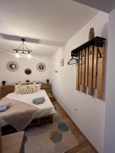 1 dormitorio con cama y lámpara de araña en WOOD Studio Sinaia, en Sinaia