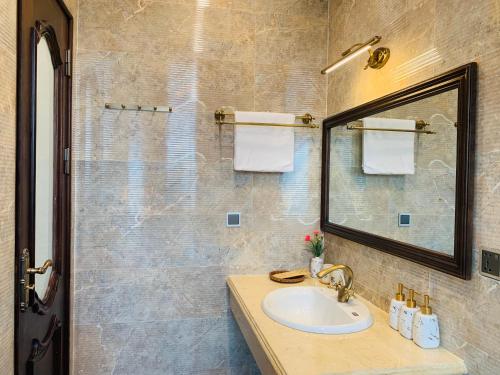 La salle de bains est pourvue d'un lavabo et d'un miroir. dans l'établissement Đinh Gia Home Villa & Resort, à Ninh Binh
