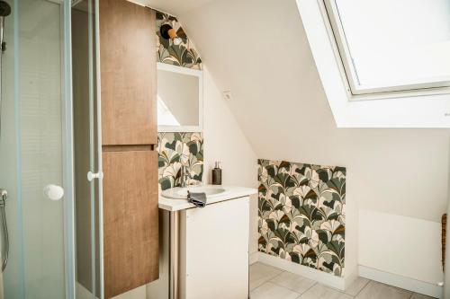 ein Bad mit einem Waschbecken und einer Dusche in der Unterkunft Suite Léonard _ Résidence Isaelle in Bray-Dunes