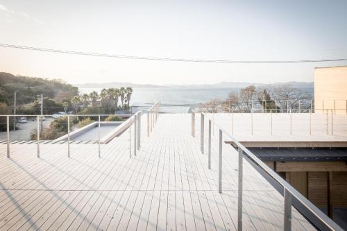 a balcony with a view of the ocean at Teshima ESPOIR PARK in Ieura