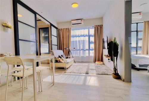 Posezení v ubytování 合一民宿 Unity Homestay at Jesselton Quay NEW Seaview Netflix 2-6pax