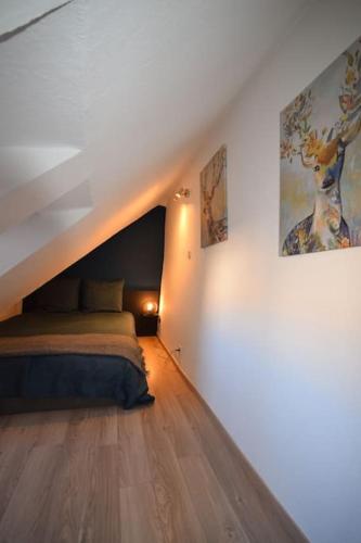 une chambre avec un lit dans un grenier dans l'établissement Le Studio du Quai des Pêcheurs - Charmant duplex sur les quais, à Strasbourg