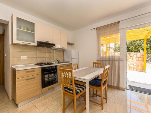 Η κουζίνα ή μικρή κουζίνα στο Apartments Cikač II - modern apartments by the beach