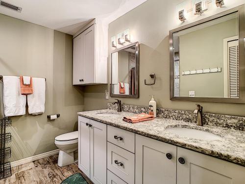 Koupelna v ubytování Tastefully Decorated Sea Woods Villa - Near beach access, shopping & Dining! S4410