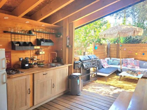 a kitchen and a living room in a house at Petit chalet avec terrasse proche plage in Fréjus