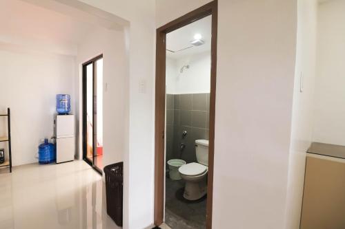 een badkamer met een toilet en een spiegel bij Davao Rental - Deca Homes Tacunan House Property for Rent in Davao City in Davao City