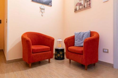 two chairs sitting next to each other in a room at La Cascina delle Viole in Norcia