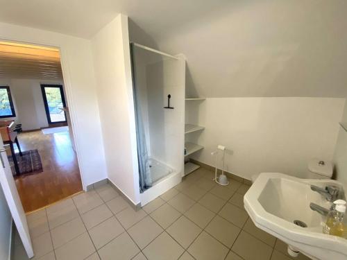 une salle de bain blanche avec lavabo et douche dans l'établissement Maison pour grande famille avec jardin, terrasse, proche Golf et Port à La Forêt-Fouesnant - FR-1-481-149, à La Forêt-Fouesnant